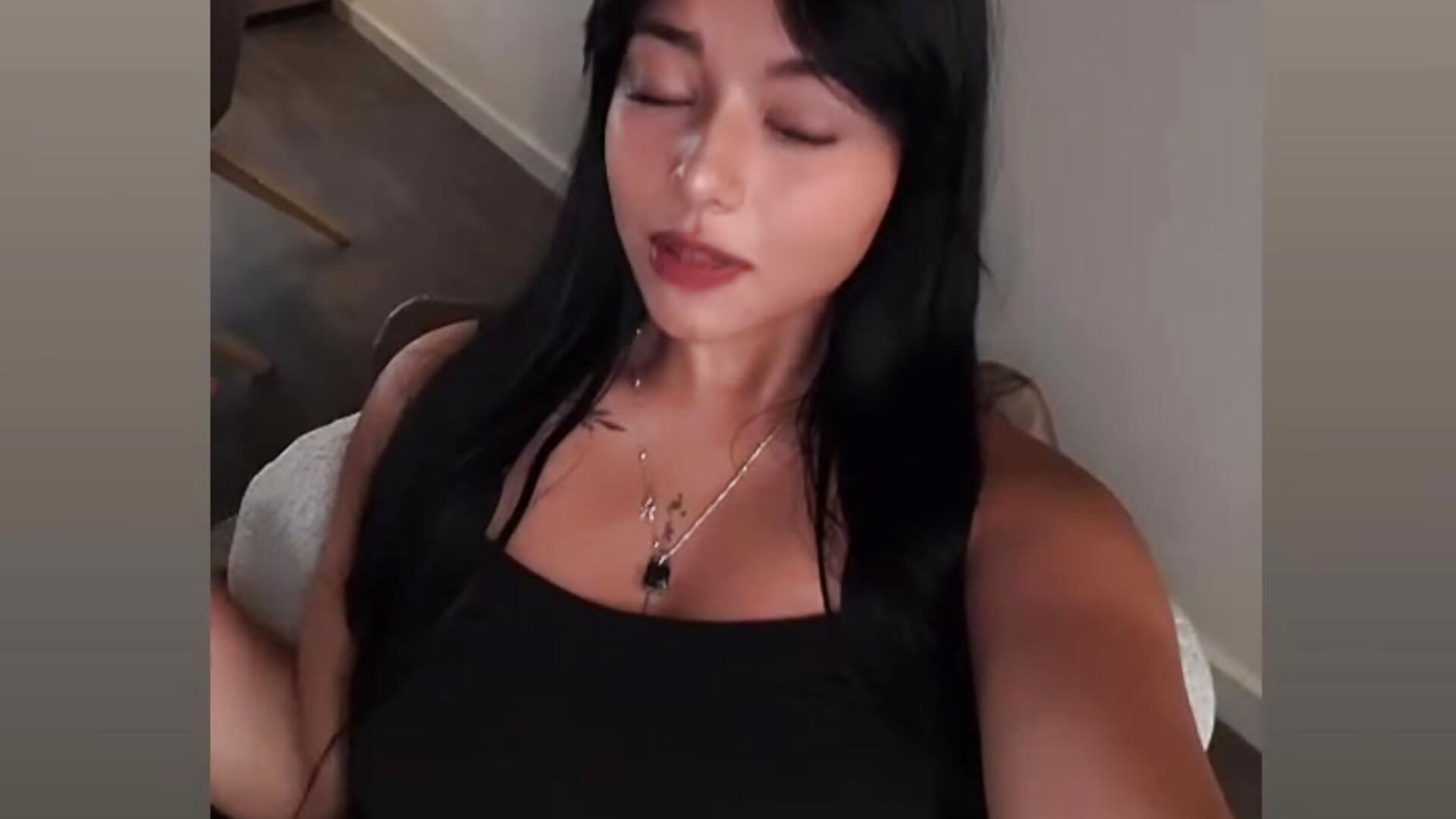 f2edf67018540ae4c941b5238c7dcda2– EvaniaBlu kameramodell videója