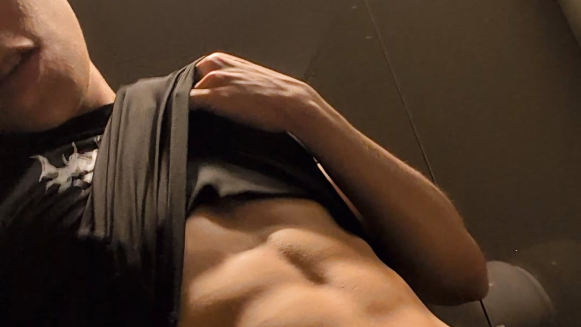 Hard in the gym showers 🙈 - video di Neo_Twink modella di cam