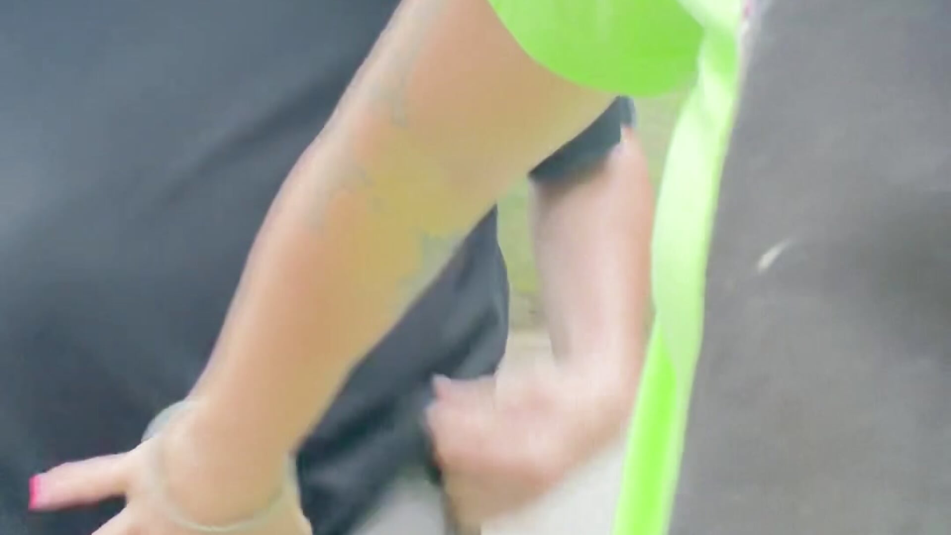 Grabbing hubby’s dick on our walk — filmik alluringpixie, modela(-lki) na kamerkach
