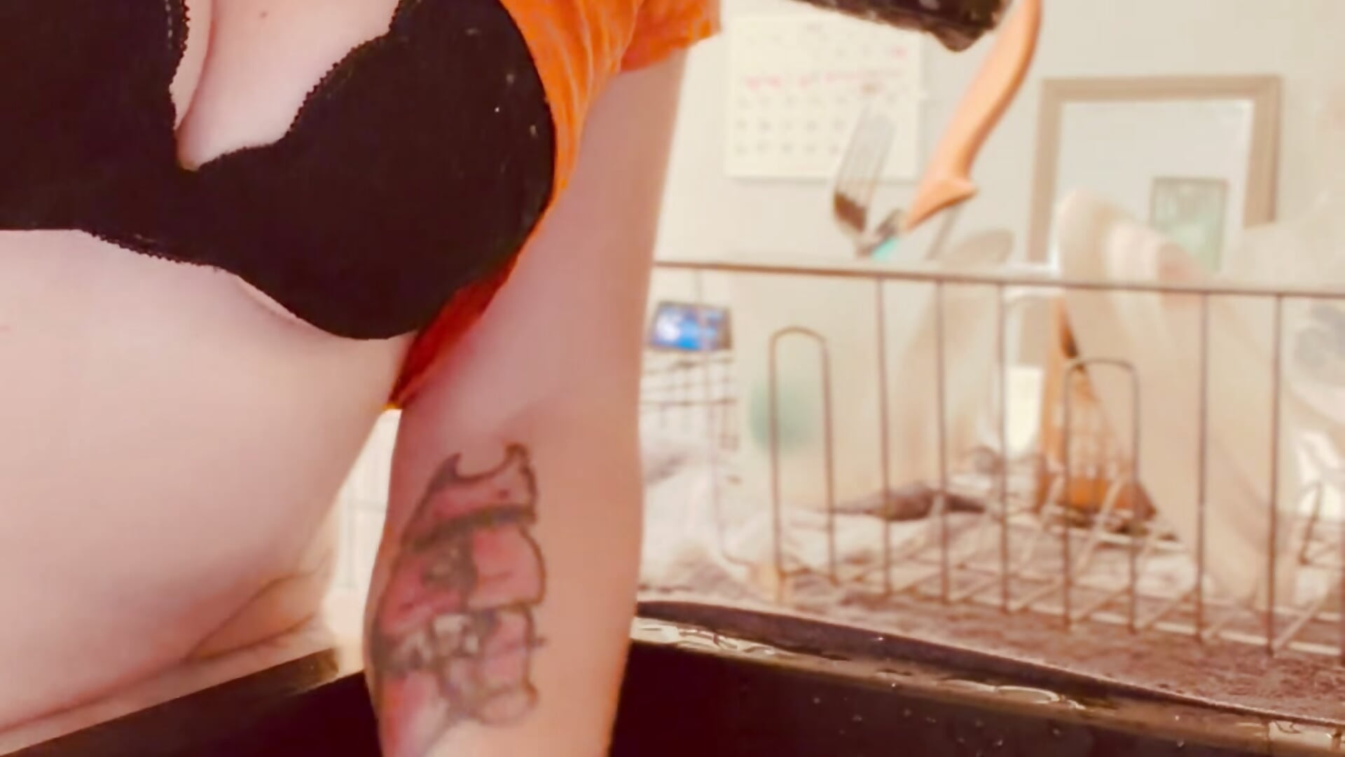 Cleaning my torso dildo + fingering the ass - vídeo de alluringpixie modelo de câmara