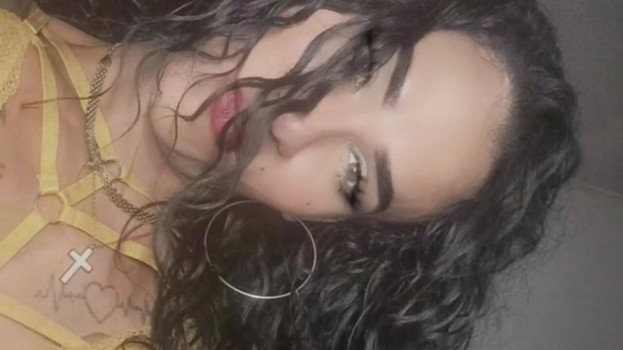 The girl with wavy hair – video af michaeldissts cam-model