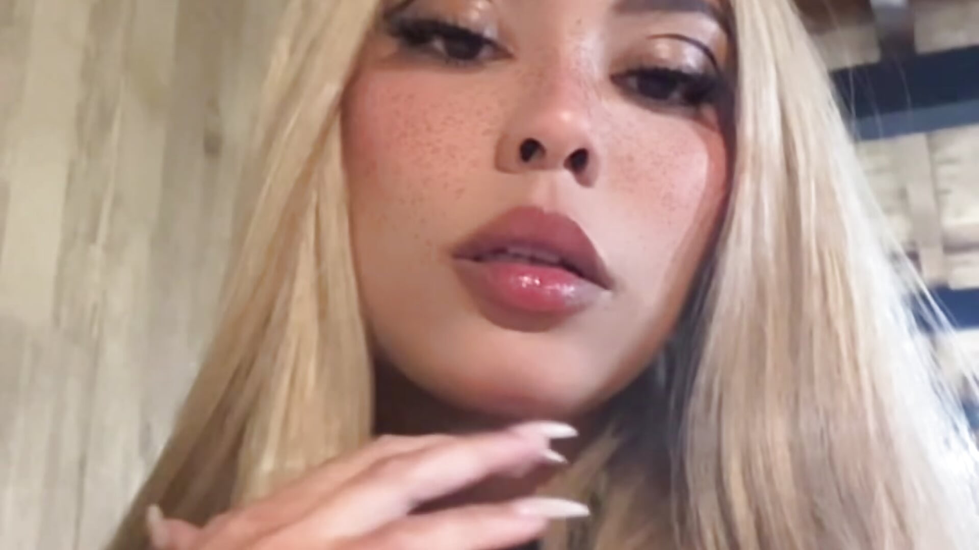 809C2982-1572-43F2-89DD-4E3DB007727C - video by bonnieandclyde_ cam model