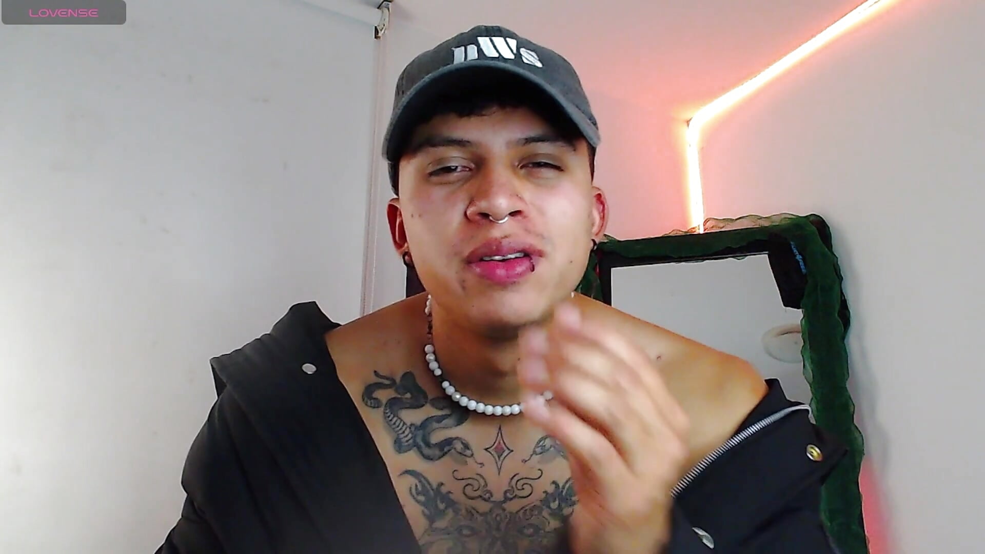 kisses - відео від вебкаммоделі DerekMoon