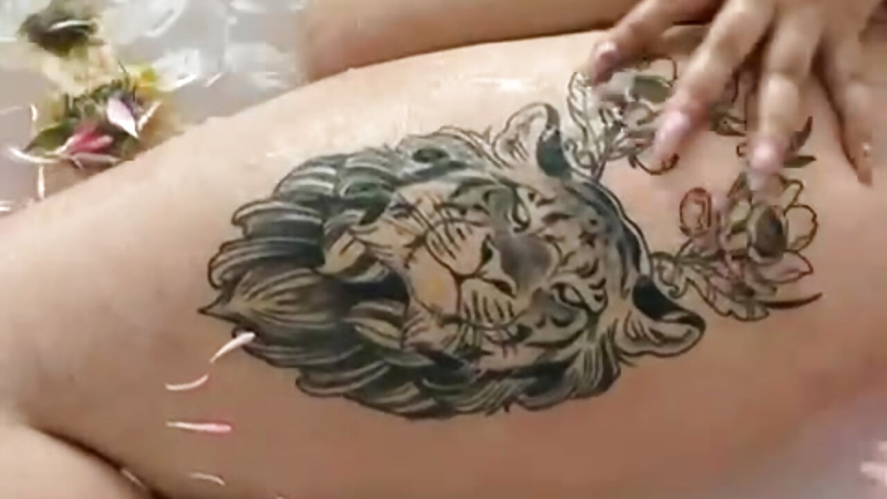 Aphrodite's tub - video by VanesssaMilf_ cam model