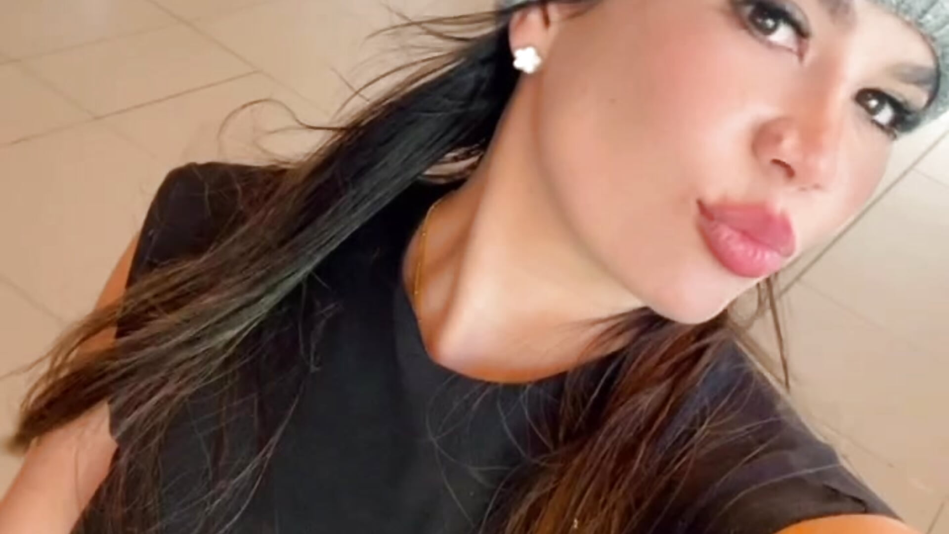 traveling - video by ValentinaEliot cam model