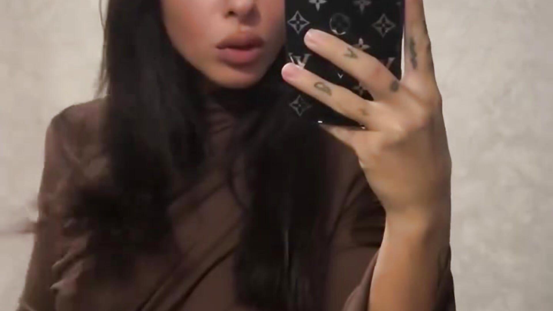 Welcome to my room ❤️ - video by LuxRaen cam model