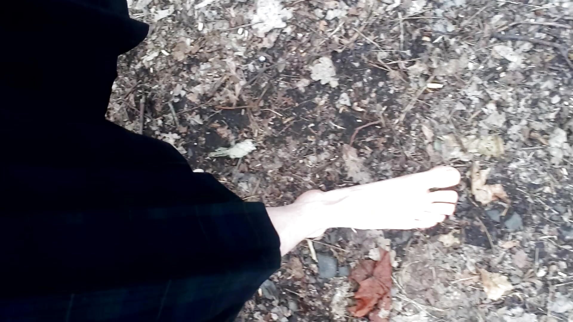 Barefoot in the forest - video by Scarlett_Electra cam model