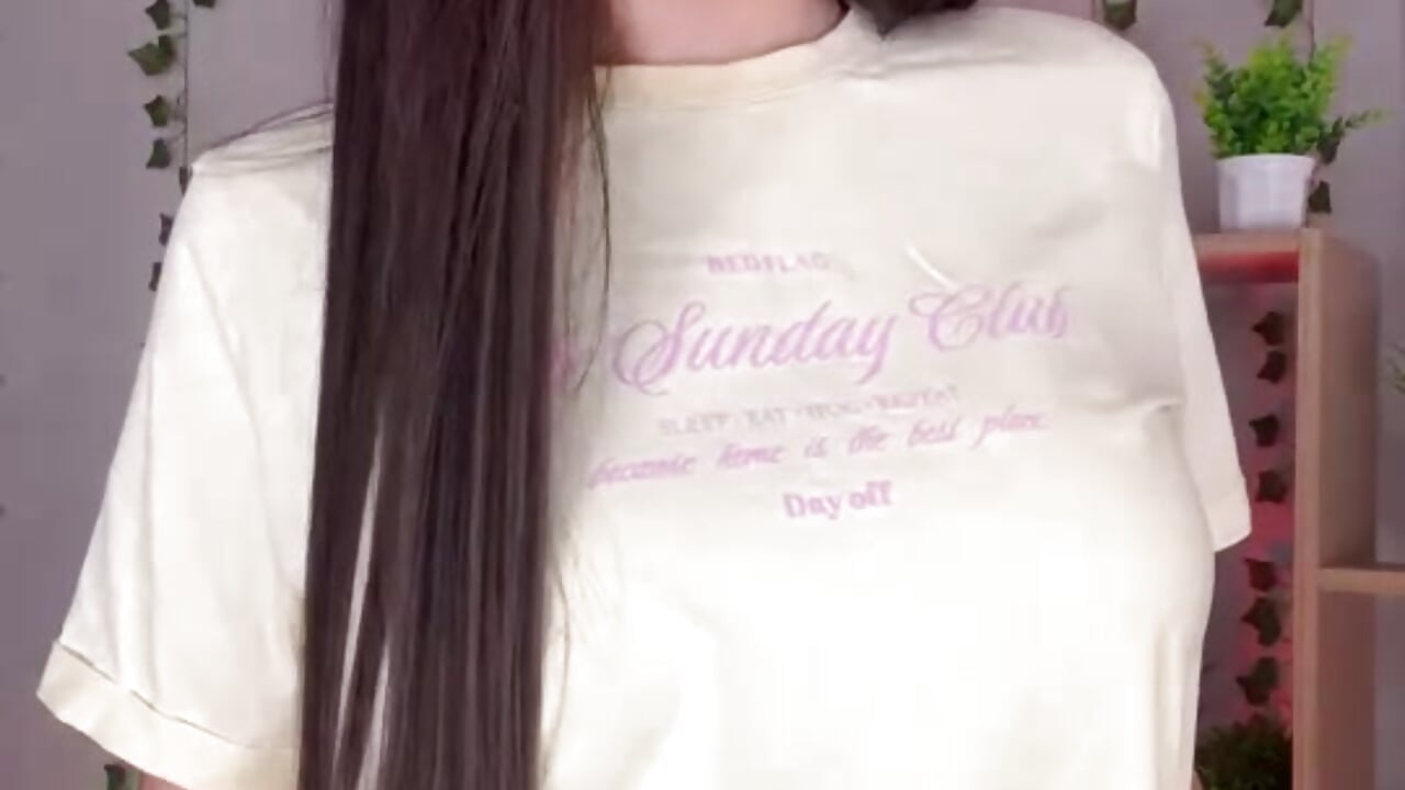 Just me in T-shirt - vídeo de la modelo de cam TariLechliter