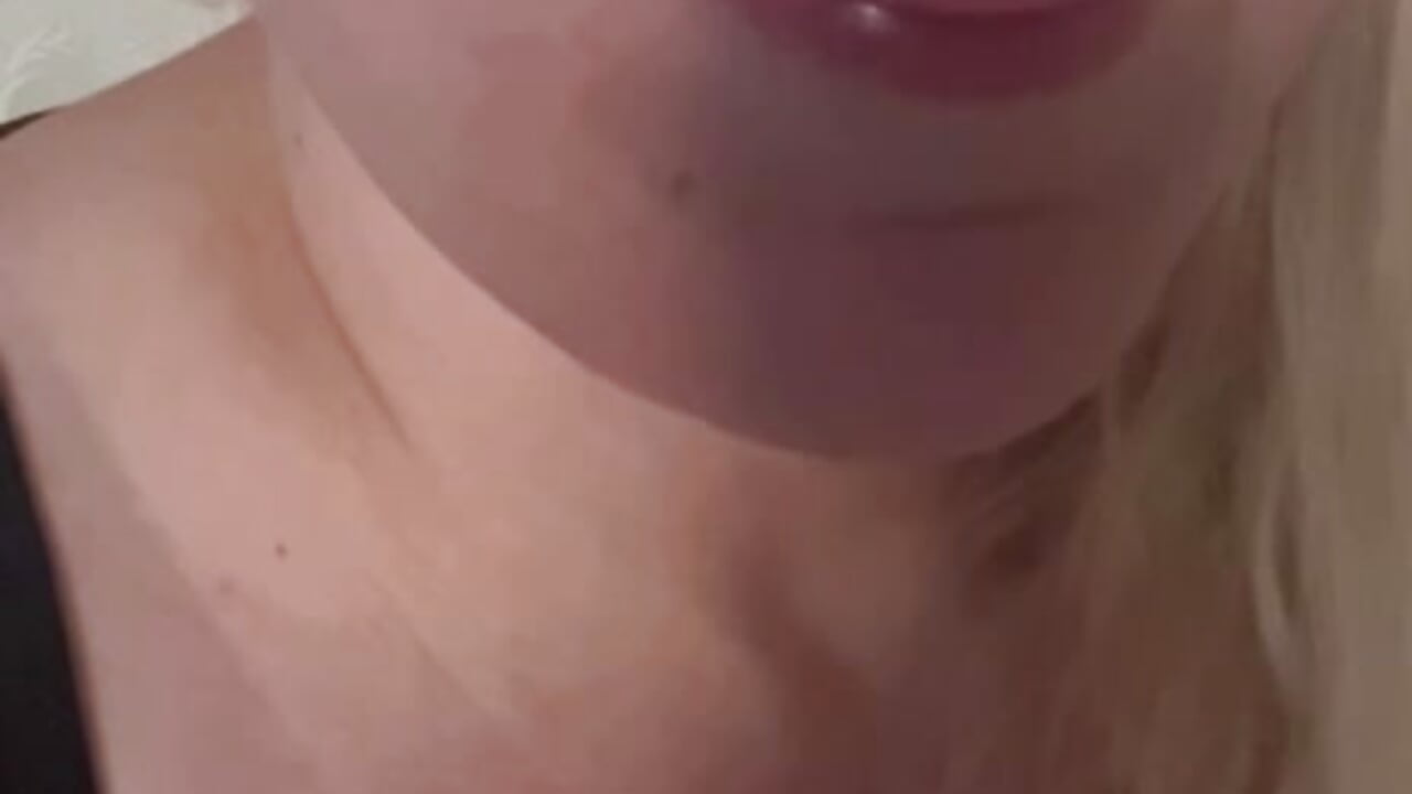 Pierced tongue 👅 - clip cu JenniferCarmen model videochat