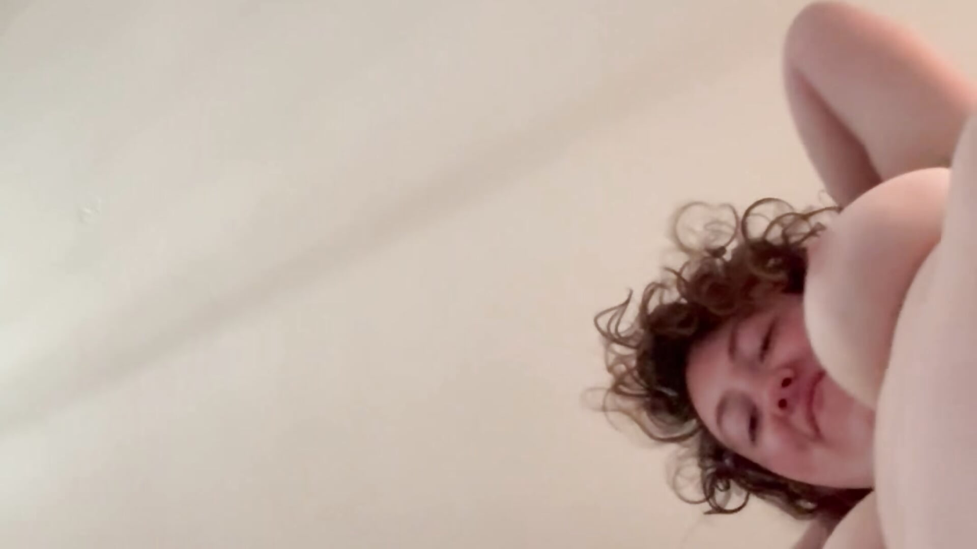 Dancing on you POV - βίντεο μοντέλου Curliegirlie