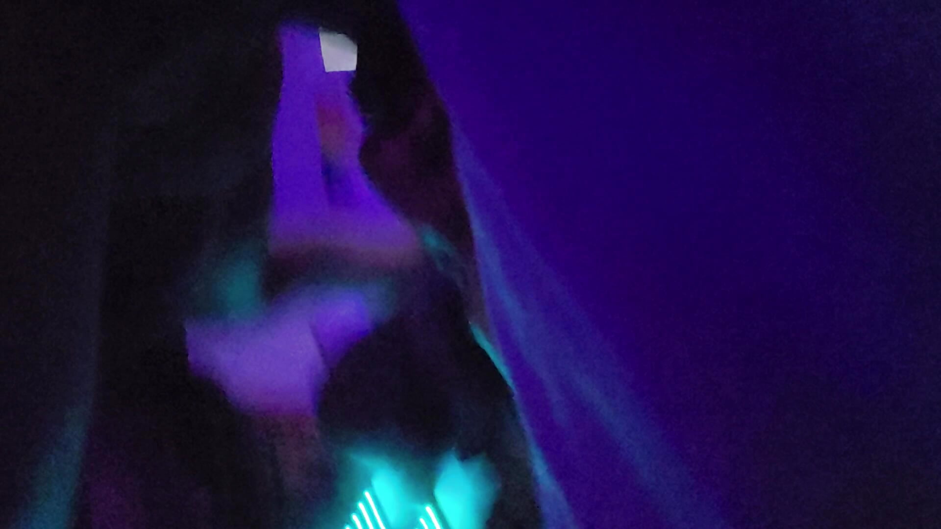 Lil Brown and Friend– LilBrownPKB kameramodell videója