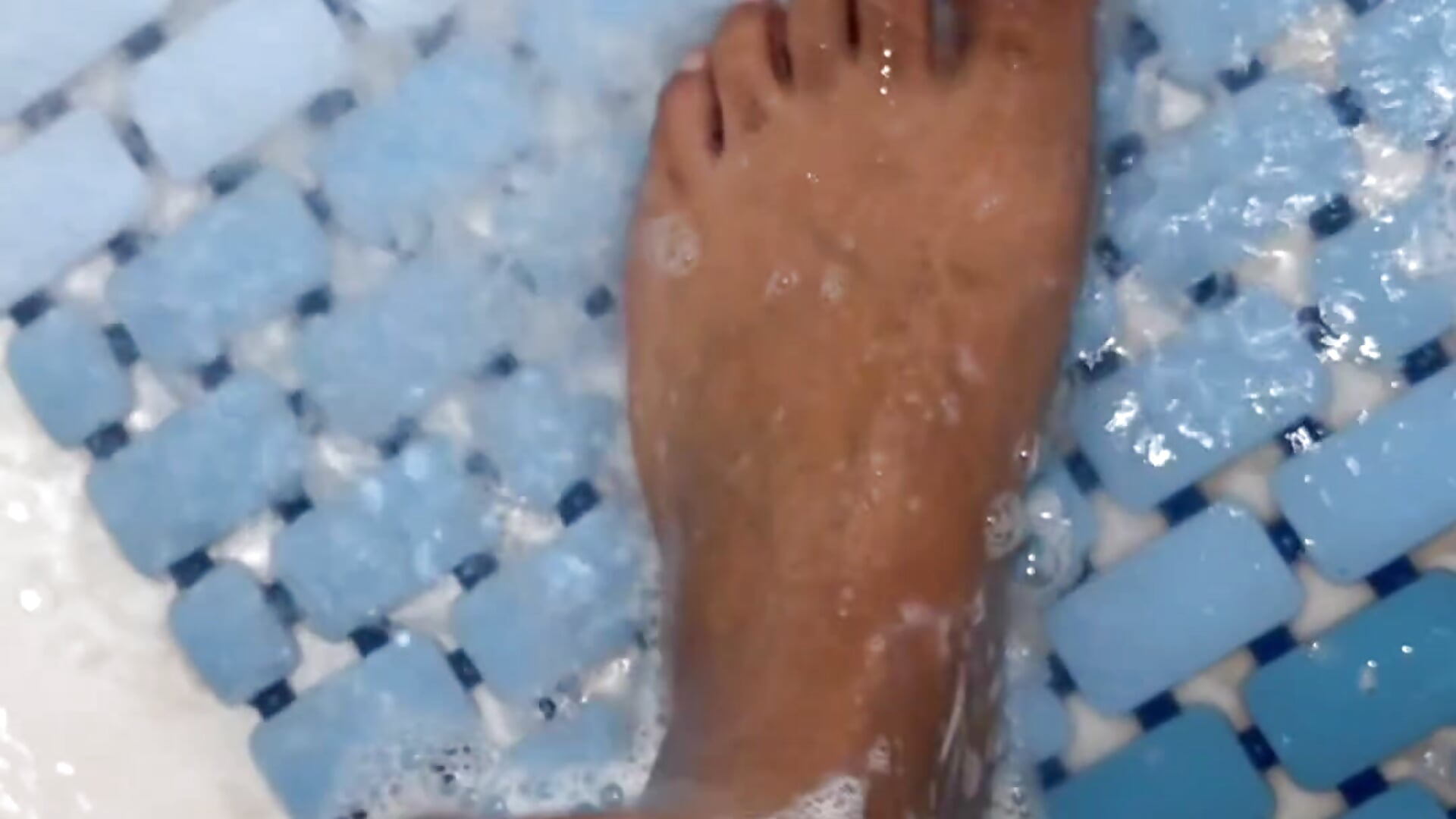 Wash my feet with me🦶🏽🛁 - video by GoddessCaramelToez cam model
