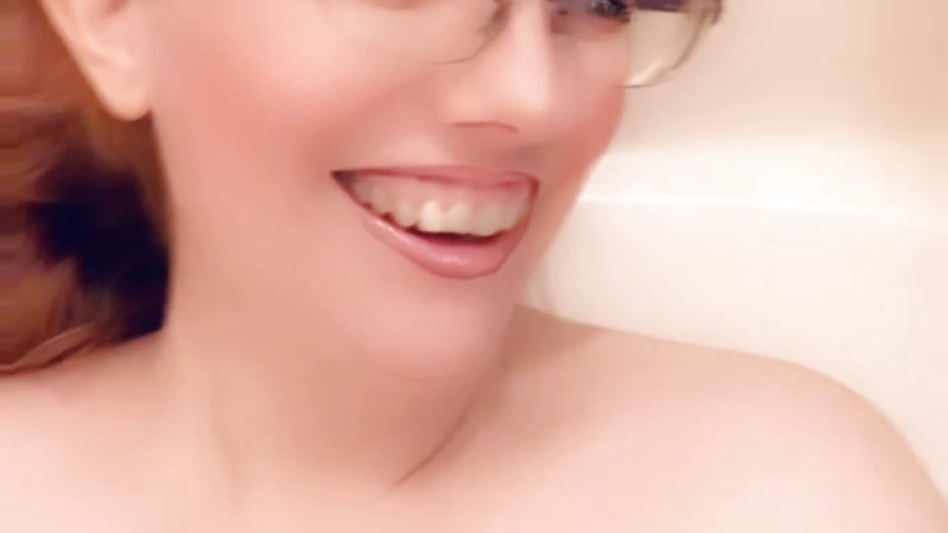 Friday night alone time cum hang out with me - Video von Lenaravenswood Cam-Model