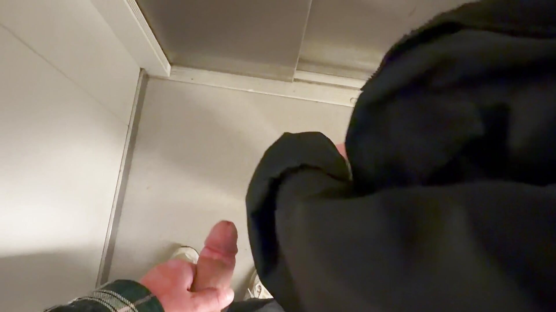 My neighbor's wife helps me in the elevator - video av Krizzly666 cam model