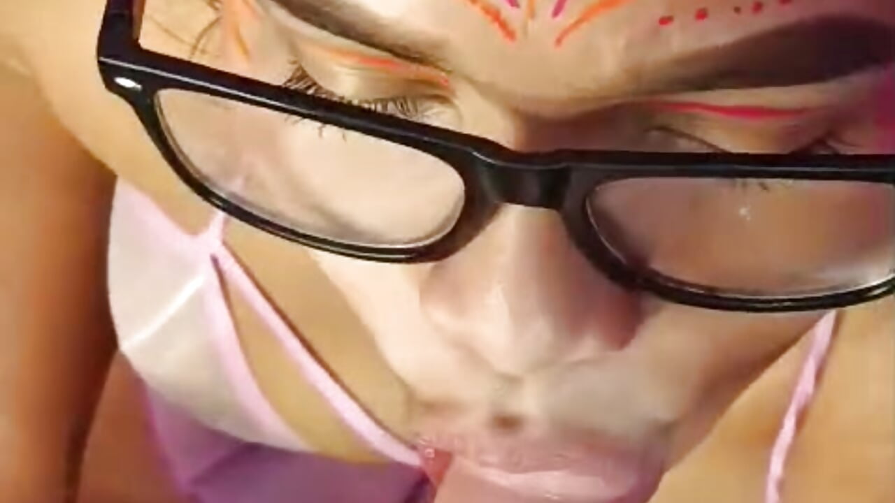 This is how I want to be sucking your cock – video od webkamerové modelky Charlotte_Bms_