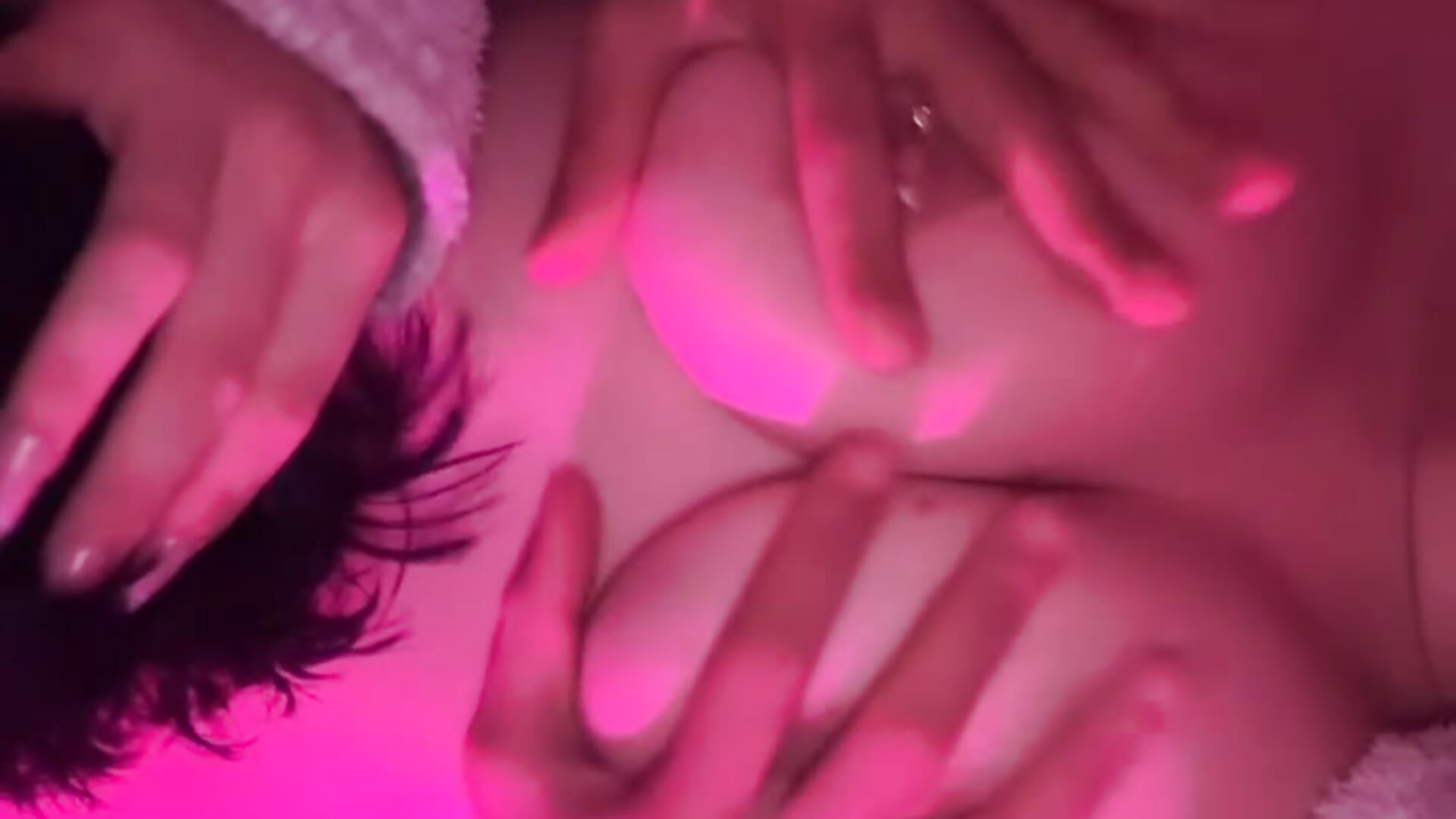 Il joue avec mes seins 🍒👀 - vídeo de la modelo de cam lia-nolimit