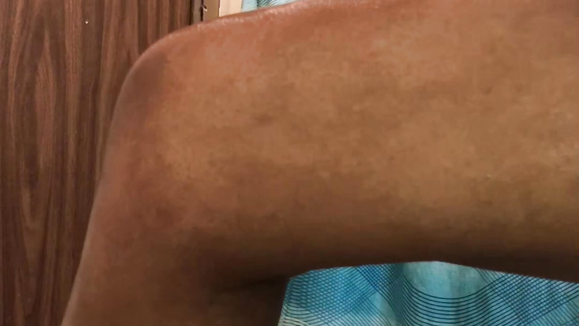 Oiling thighs/legs 💦 - video by Shayxo cam model