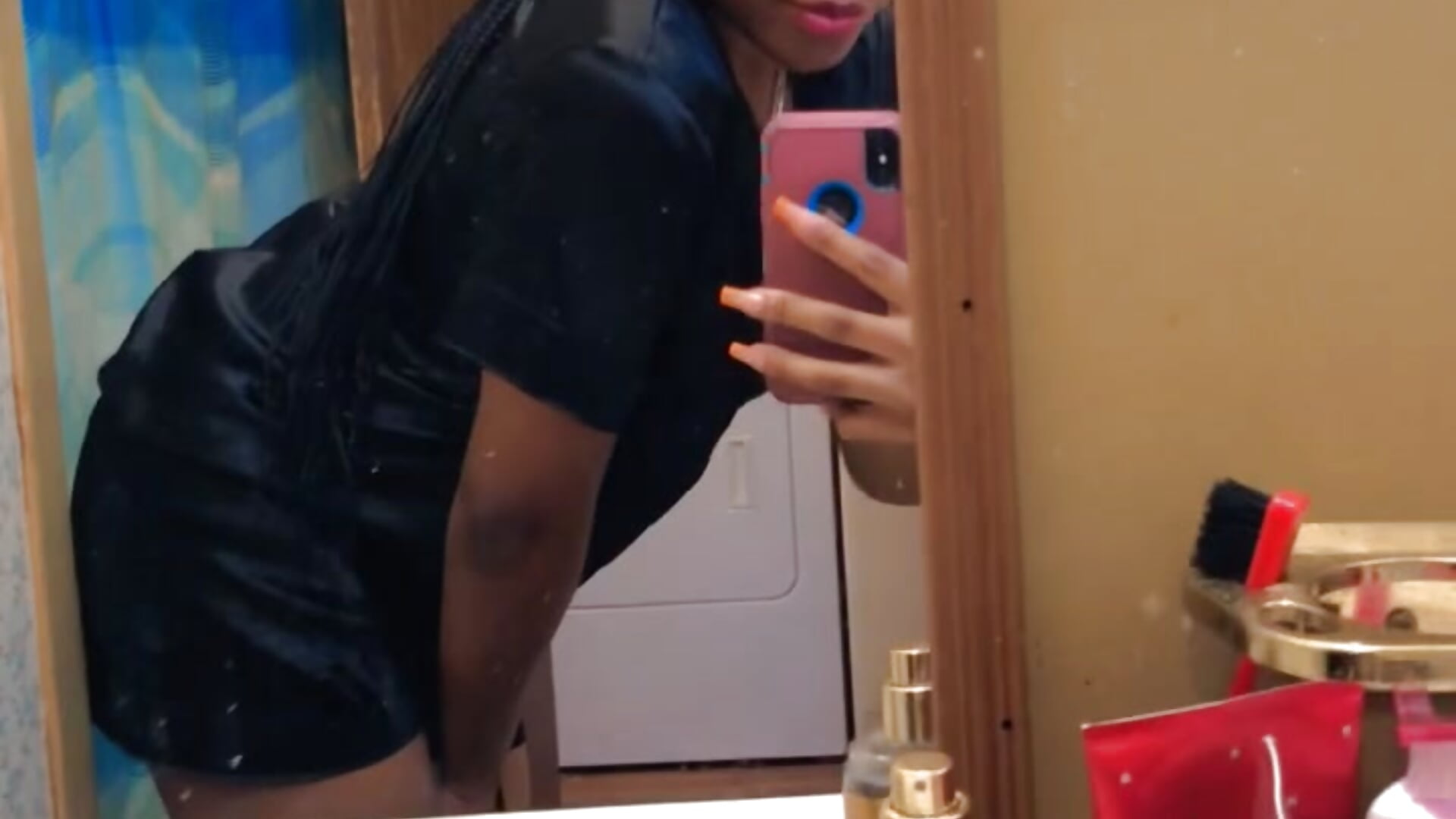 Admiring myself 🖤💋 - video by Shayxo cam model