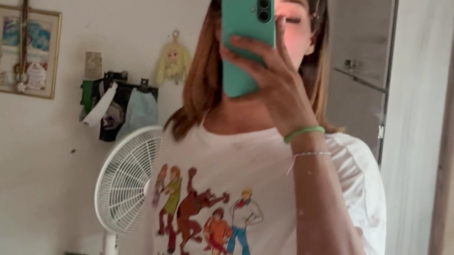 at home, enjoying - video của người mẫu cam Freyjalaveau