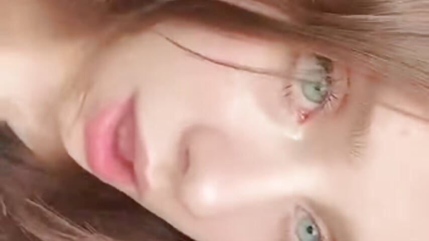 >_<