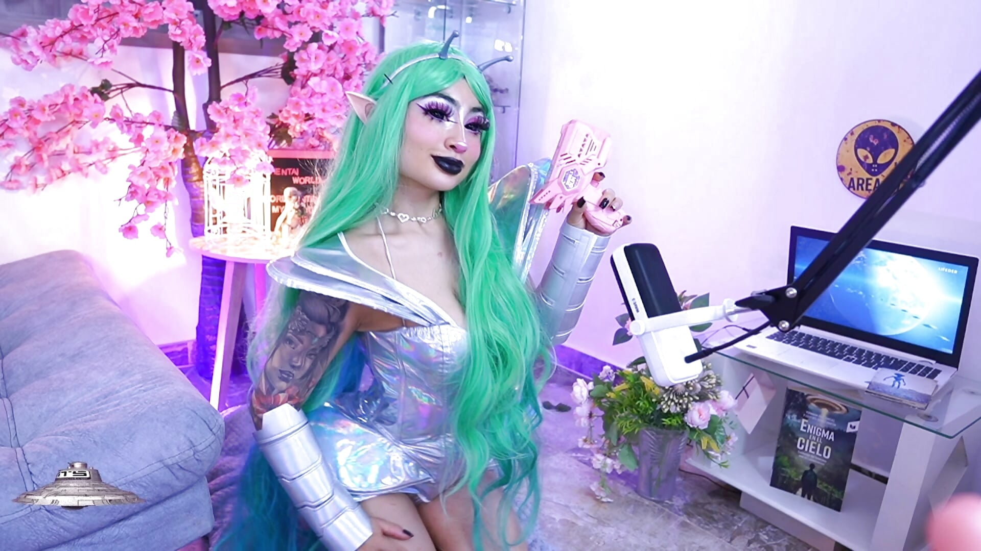 BEAUTIFUL ALIEN 👽 - video by Hayami_Lee cam model