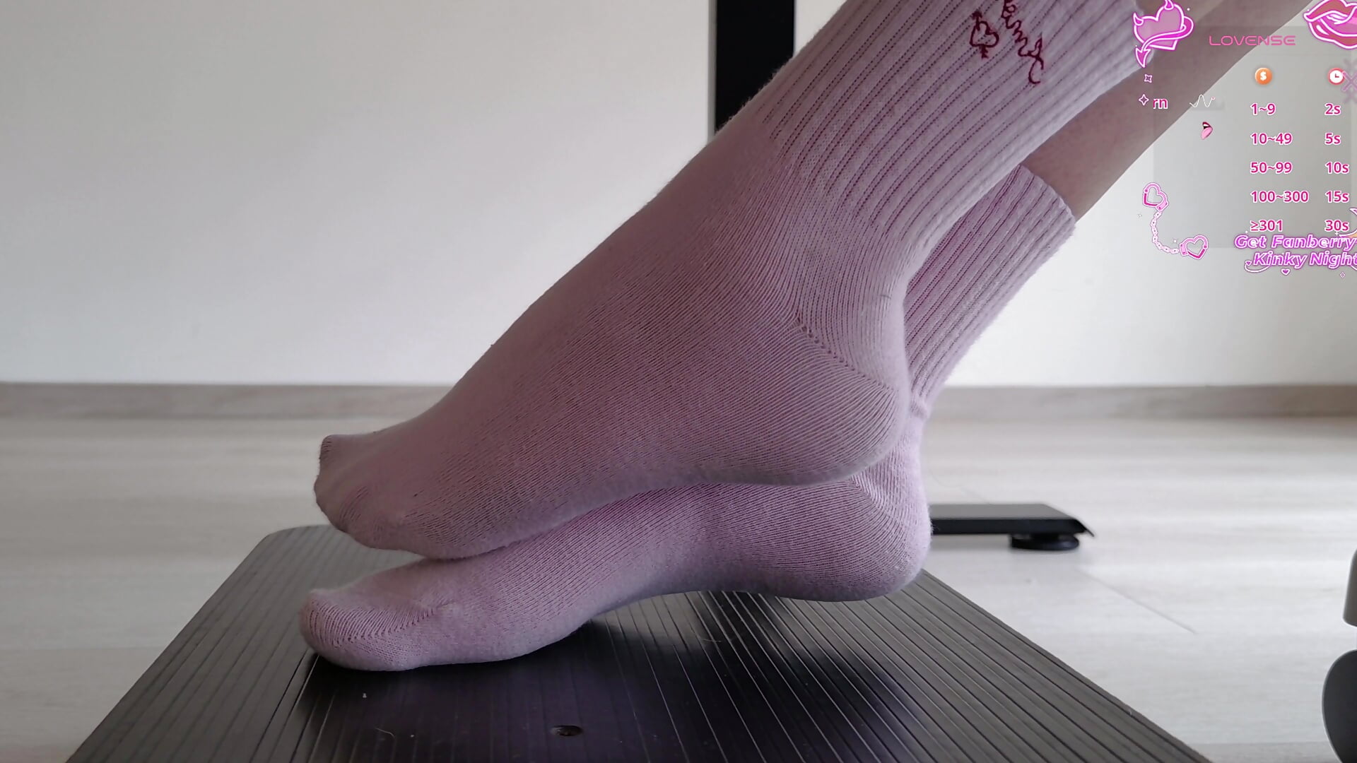 Love my socks? – video od webkamerové modelky Feetbeth