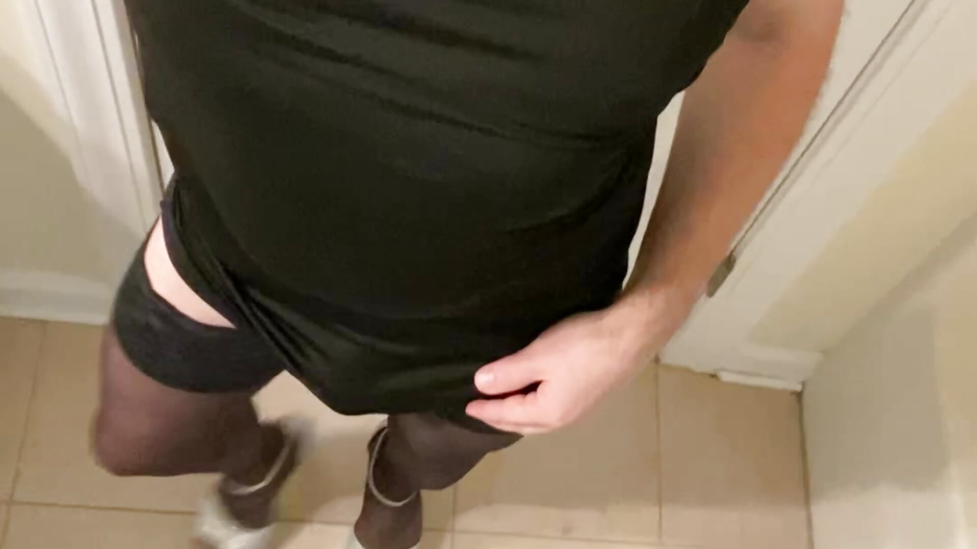 Crossdressing in a little black dress - vídeo de MadisonCD2025 modelo de câmara