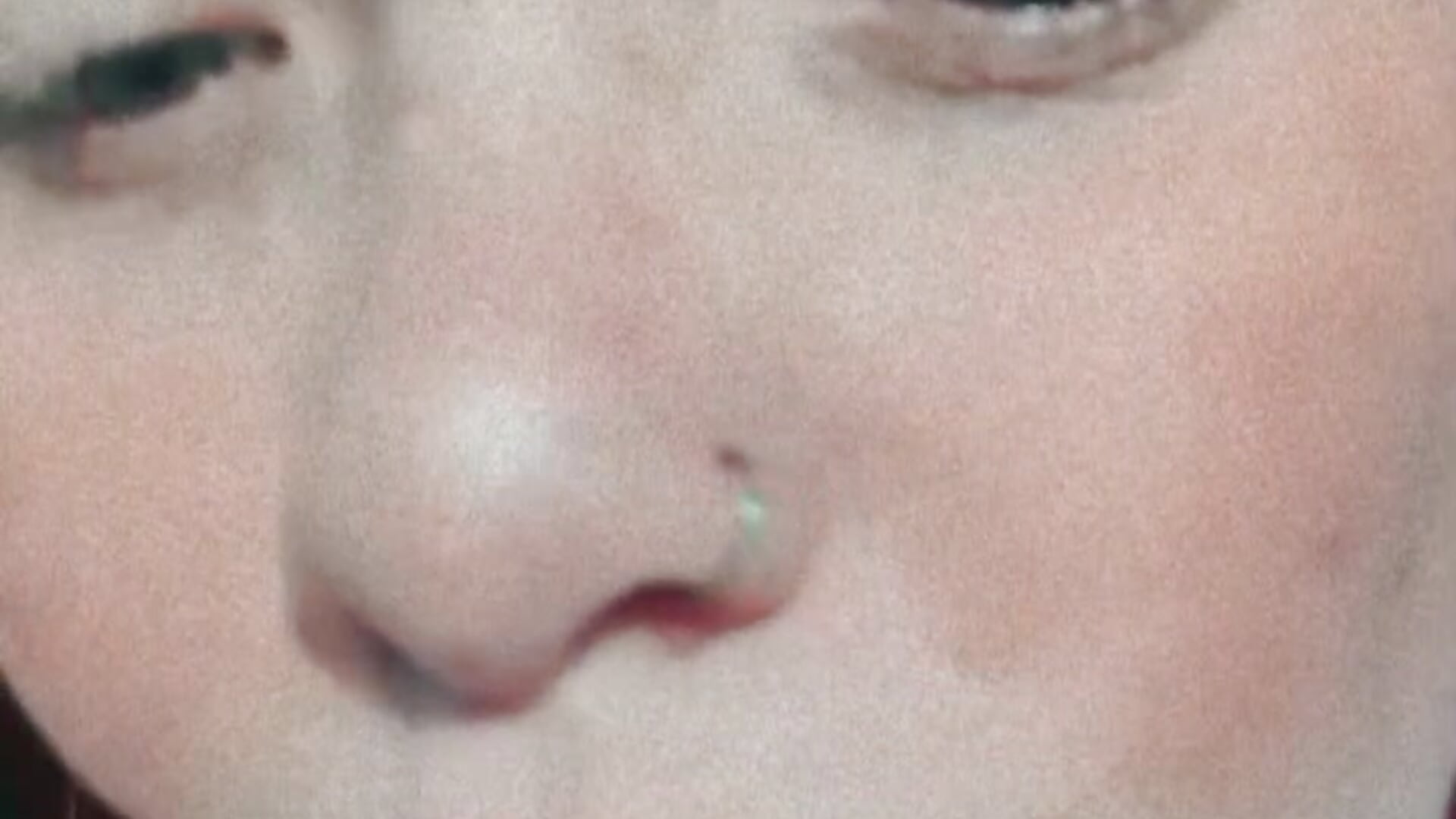 I have a piercing in my nose. - Annelis1 캠 모델의 동영상