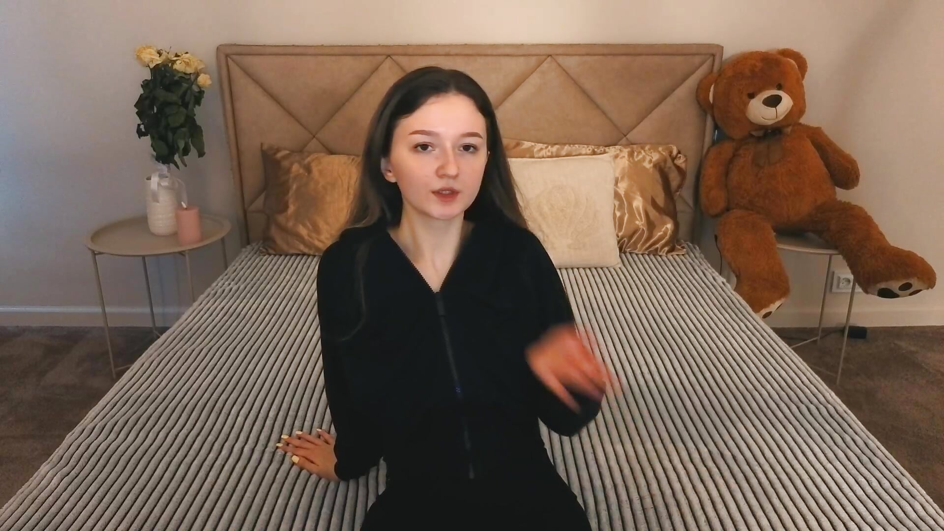 Hello! - video by CyrenaLuxe cam model