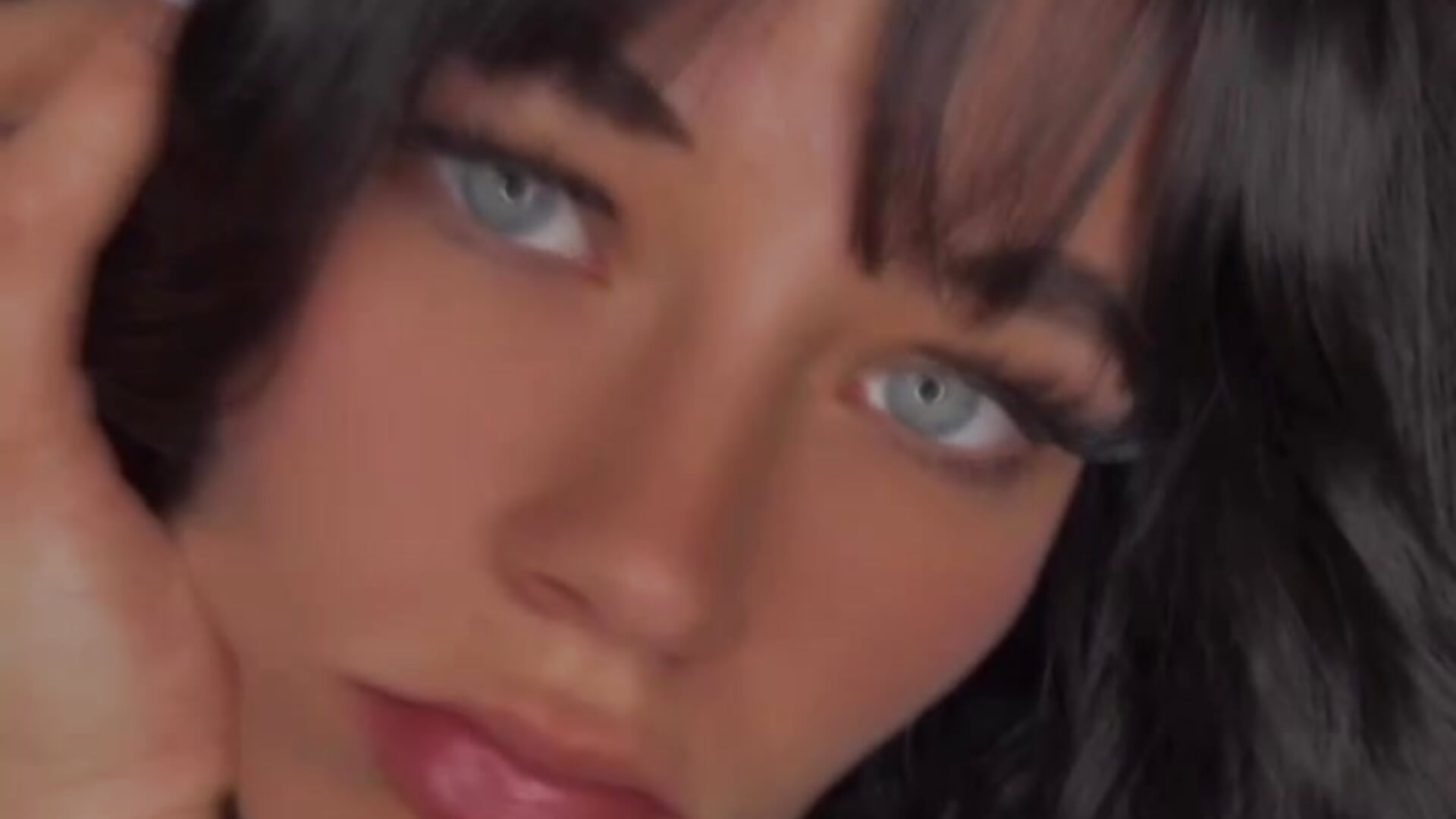 look me in the eyes - video van YourLittle_dream_ cam-model