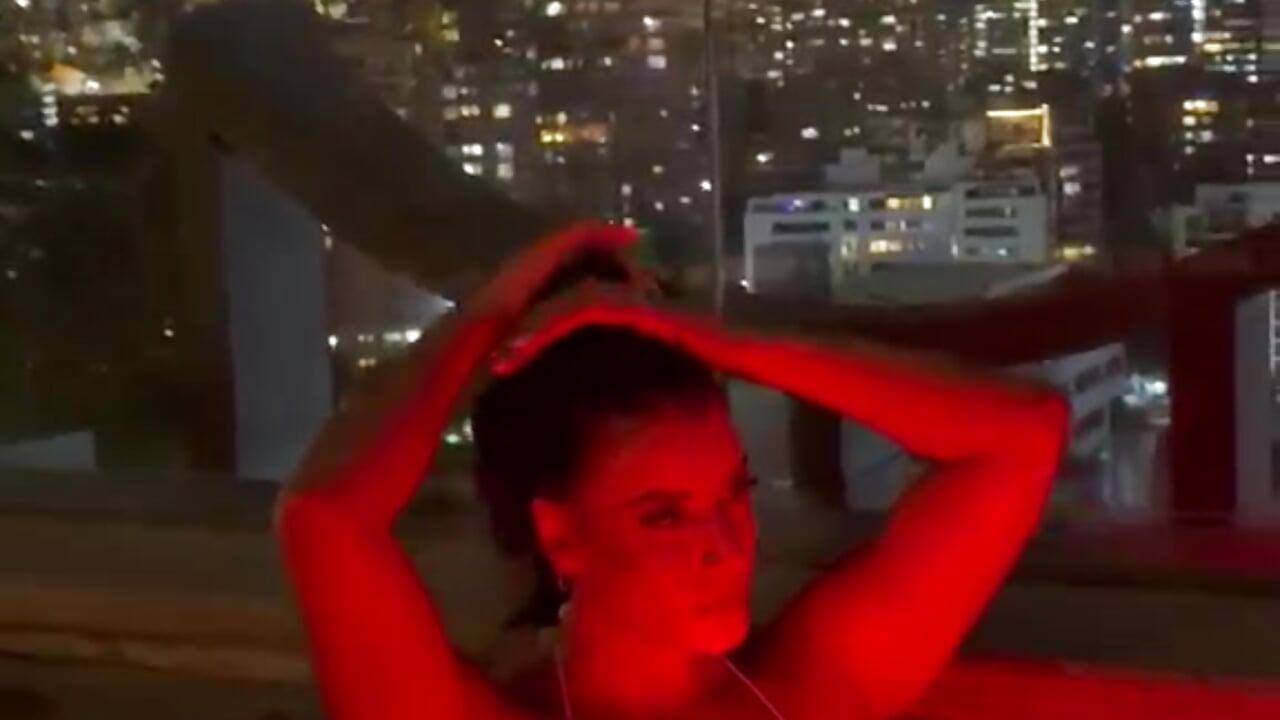 uces rojas, agua caliente... recogiendo mi cabello para que tengas la vista completa. Da ❤️ para ent - video di Lena-Williamss modella di cam