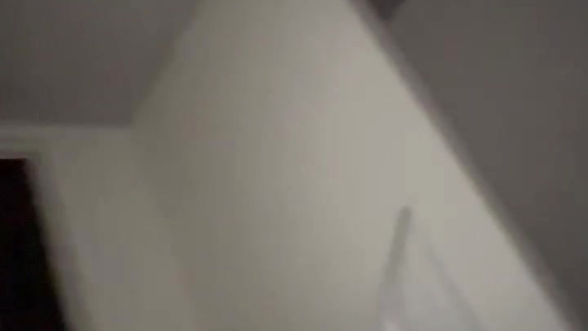 A little suckling on the apartment stairs is delicious.🥰