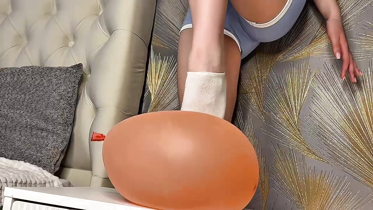 𝙈𝙮 𝙗𝙪𝙩𝙩 𝙥𝙤𝙥𝙨 𝙖 𝙗𝙖𝙡𝙡𝙤𝙤𝙣🎈 - video oleh LINA_RAINER kamera model