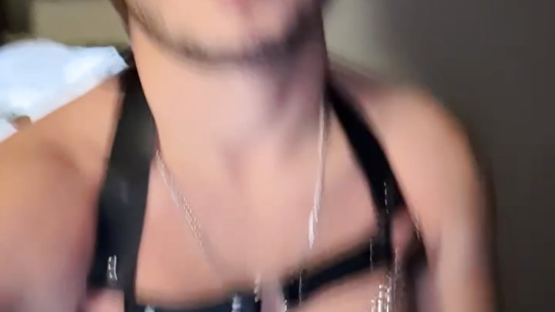 E4F8B977-F210-40C7-8574-C52194B9C278 - video van carloos593 cam-model