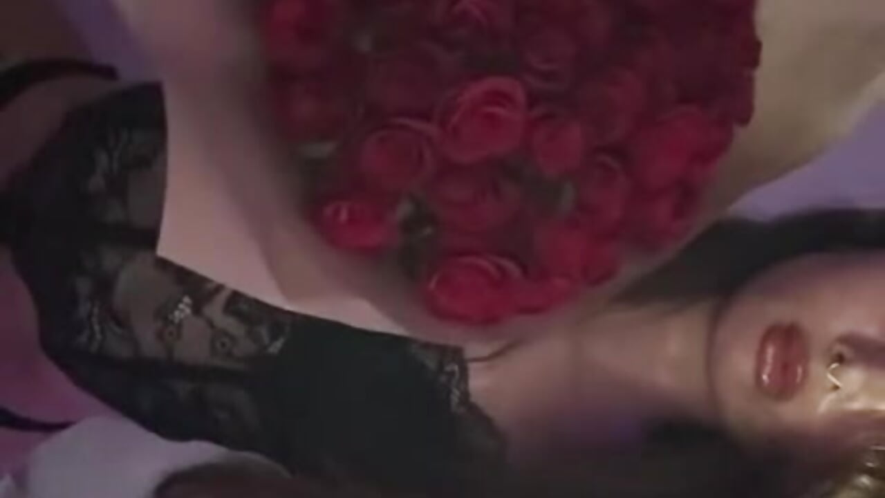 Red roses and black lingerie🌹♣️ — filmik YvonneRobes, modela(-lki) na kamerkach