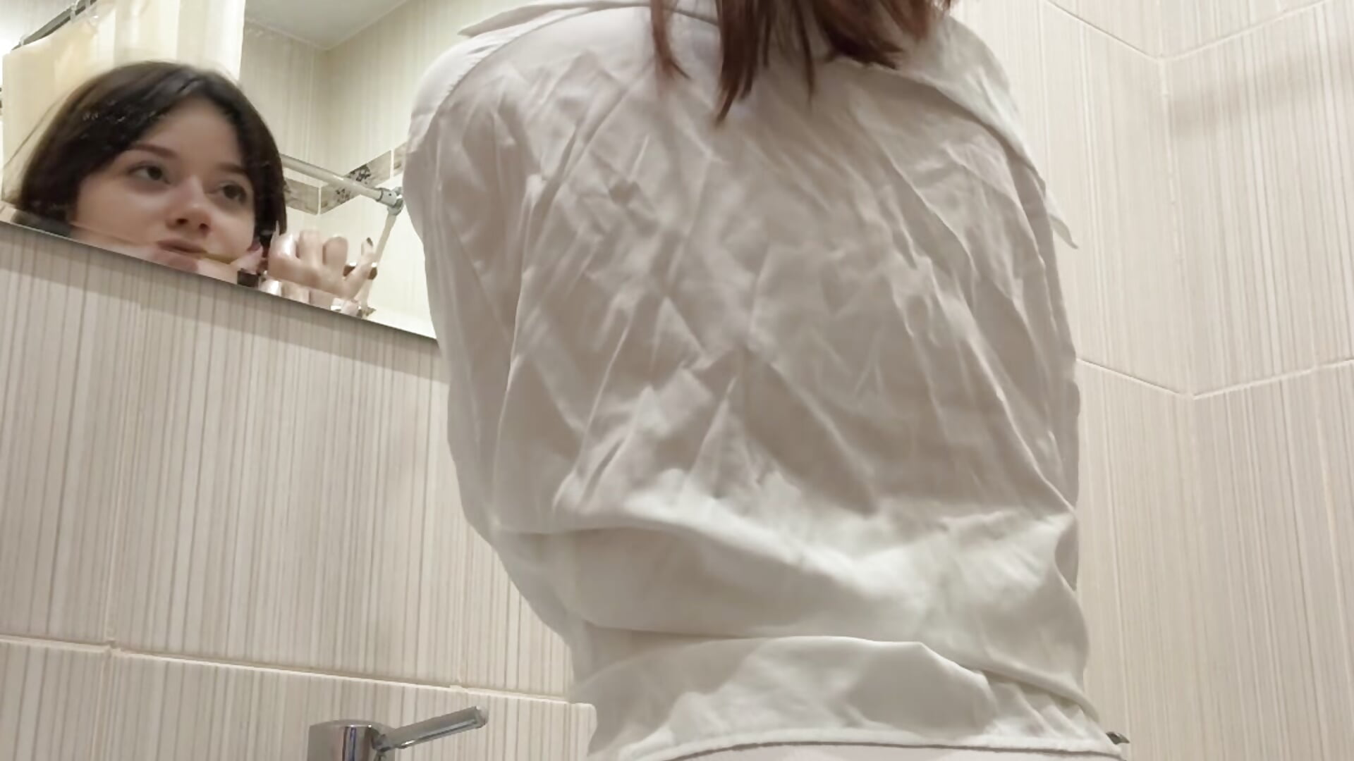 making myself look presentable - clip cu Crystal_zen model videochat