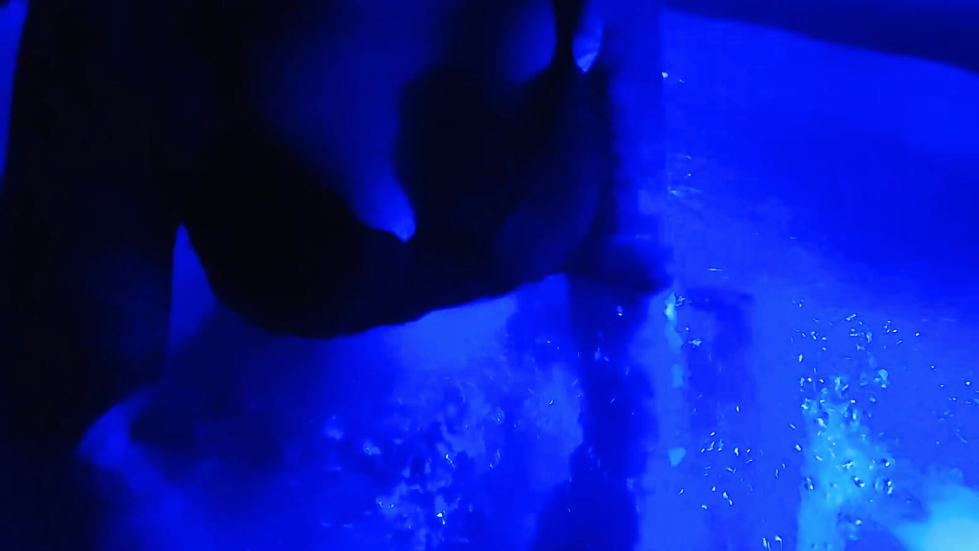 POV: Handjob im Whirlpool über den Dächern der Stadt