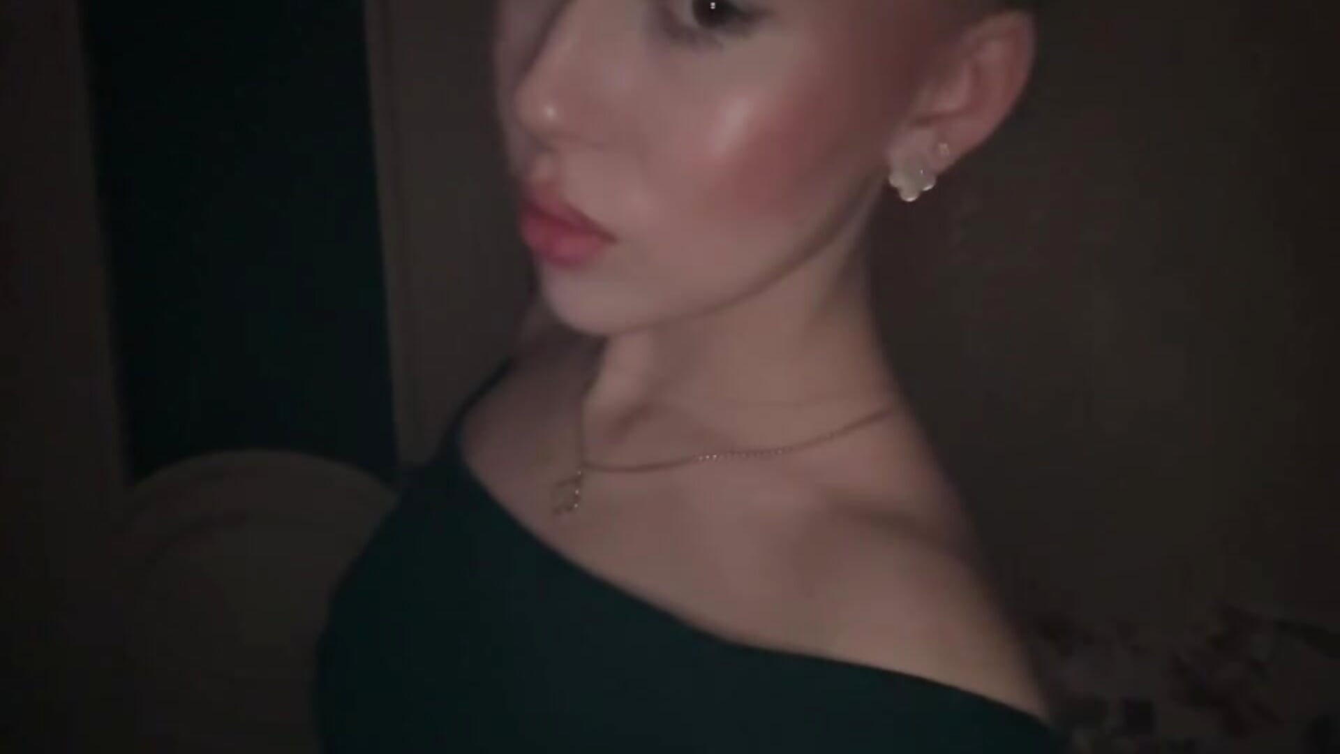 >_> - video by LashandraGiacomelli cam model