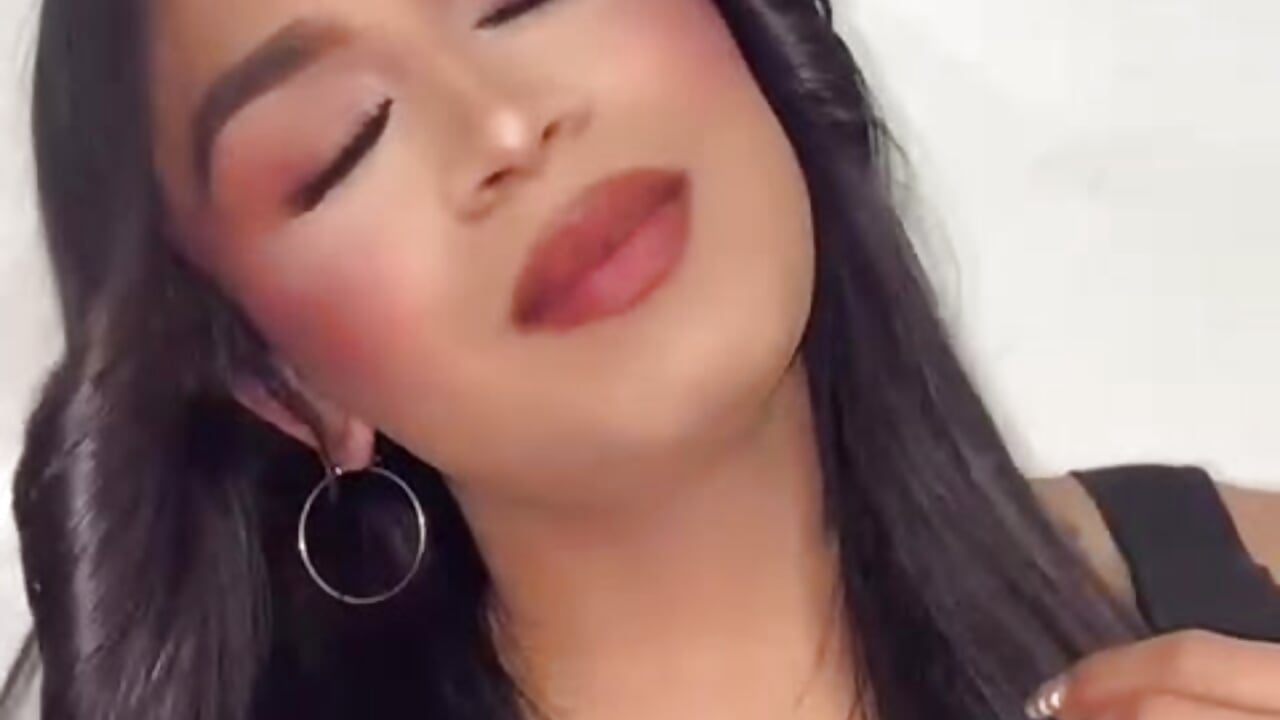 Hey handsome… the coffee's hot, but I'm a little hotter ☕🔥 Good morning - video oleh Silvanna-Casstro kamera model