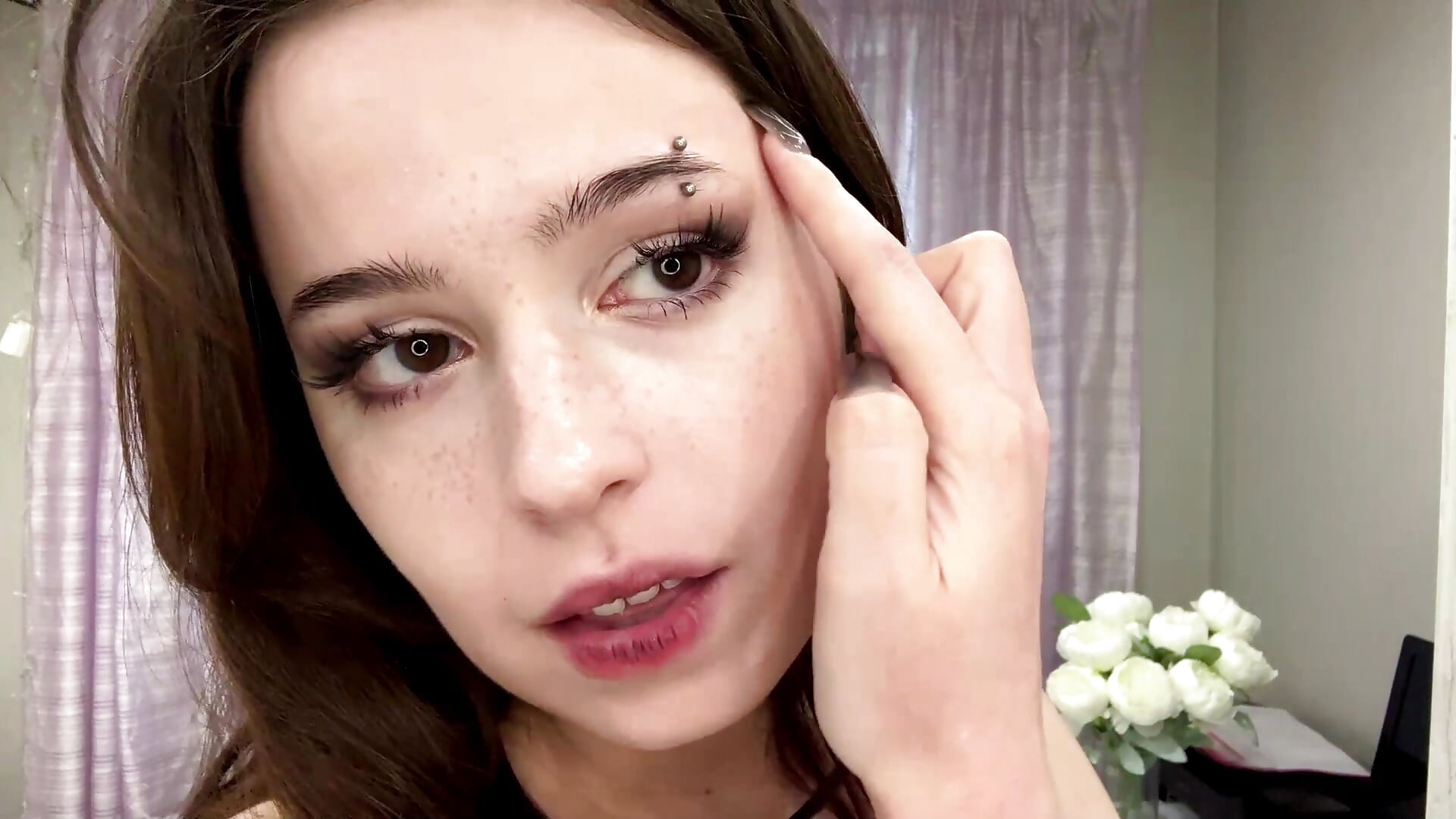 Eye contact - video by Freya_land cam model