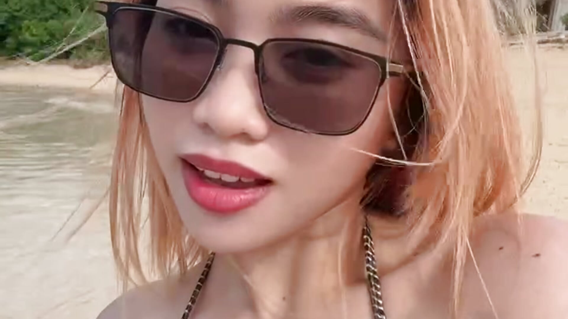 at the beach.hiihihihi - video by LenoraFrailey cam model