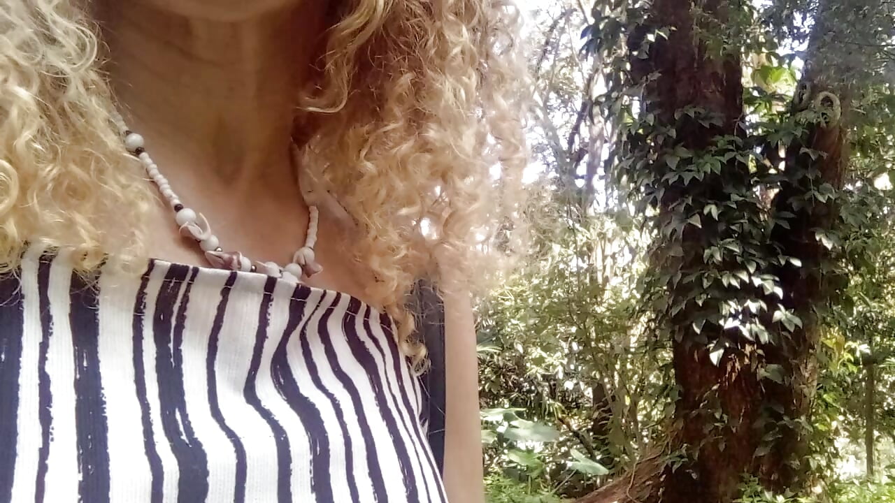 Hoy 14/  01 / dando un paseo al aire libre   💋 - video di Esterlindez modella di cam