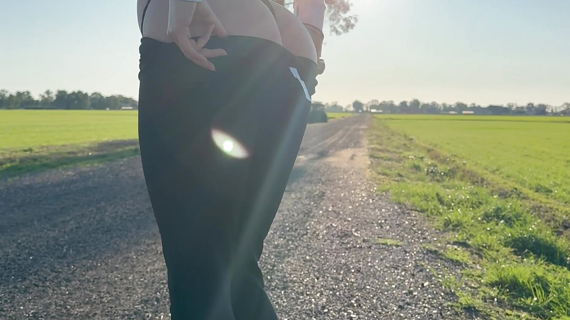 Un guardone mi filma e si sega sul mio culo nel parco