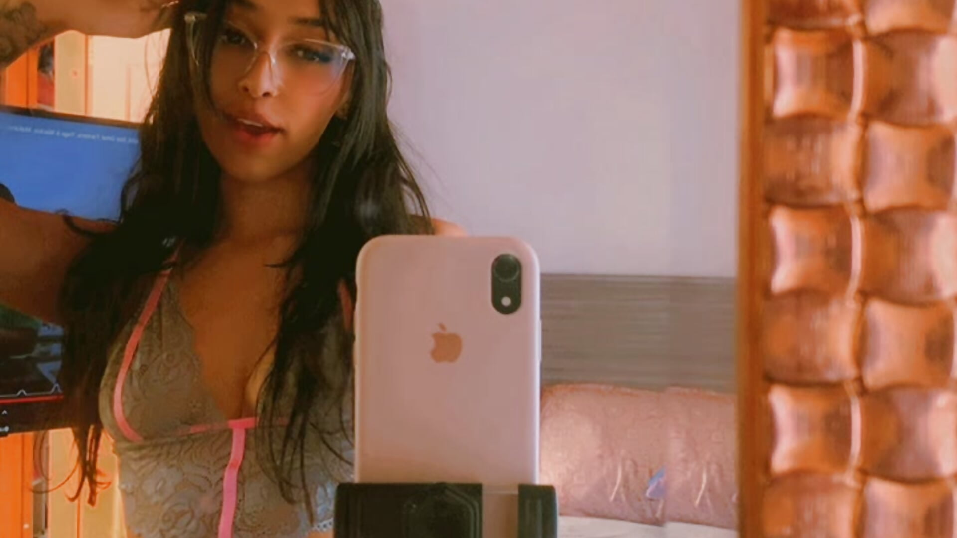 66FD7612-A44D-4FA8-937B-2B1786BBFF1F – video modela na kameri lunamilkarias