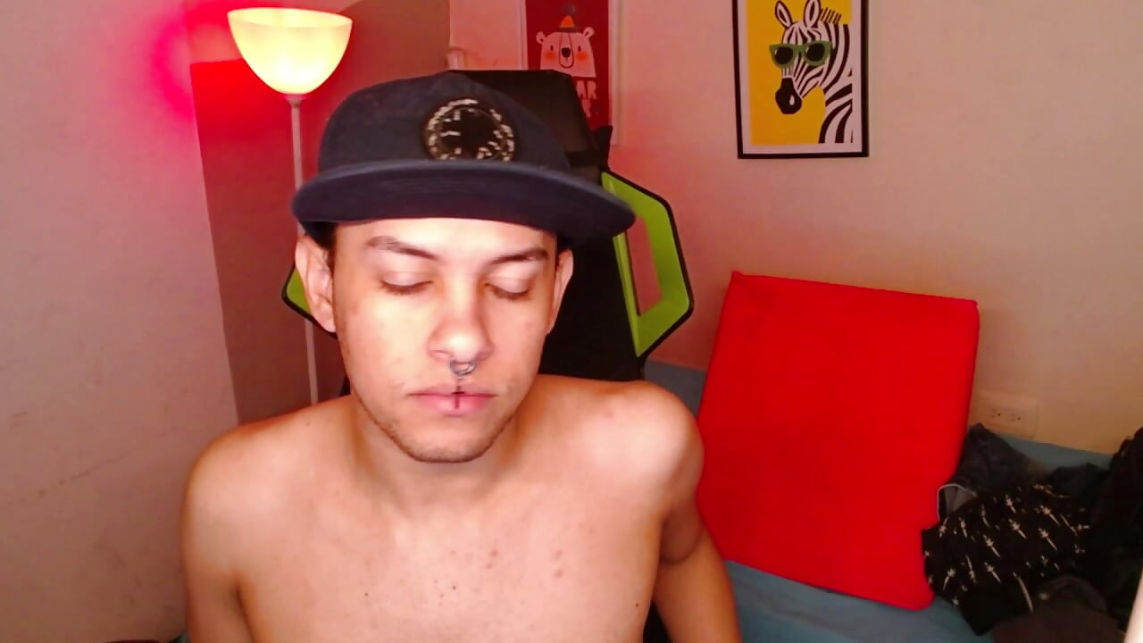 PIRCING - video di Luky_twink modella di cam