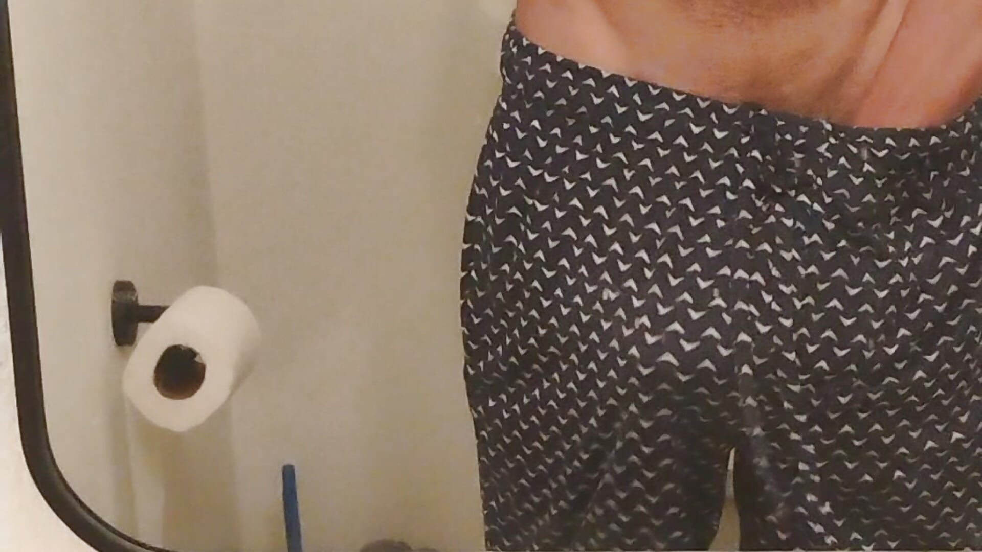 Bathroom strip tease – video af halstonsanders31