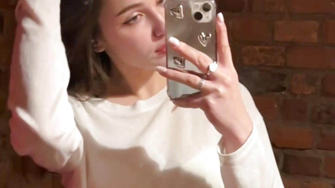 Cutie me in mirror - video RandeeAntwi kameramallilta