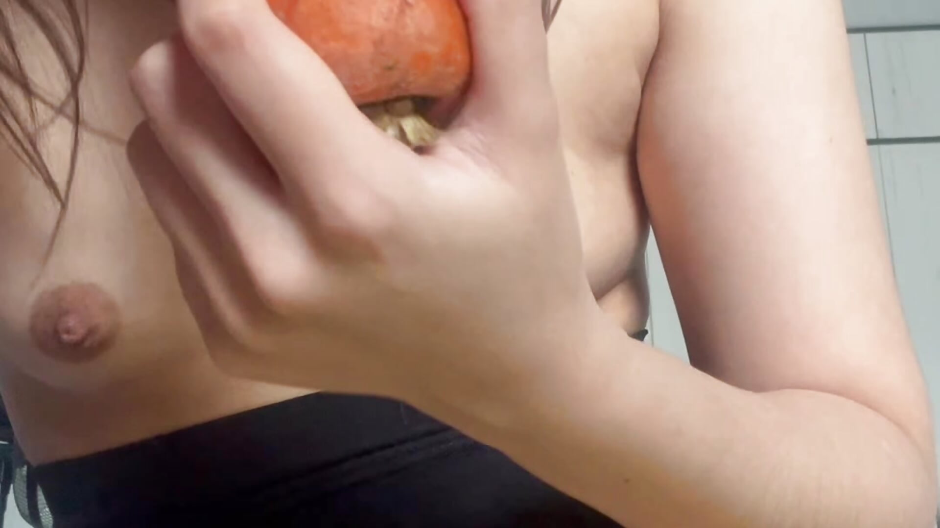 Sucking carrot from pussy 🥕 - video oleh model kamera Sarah2127