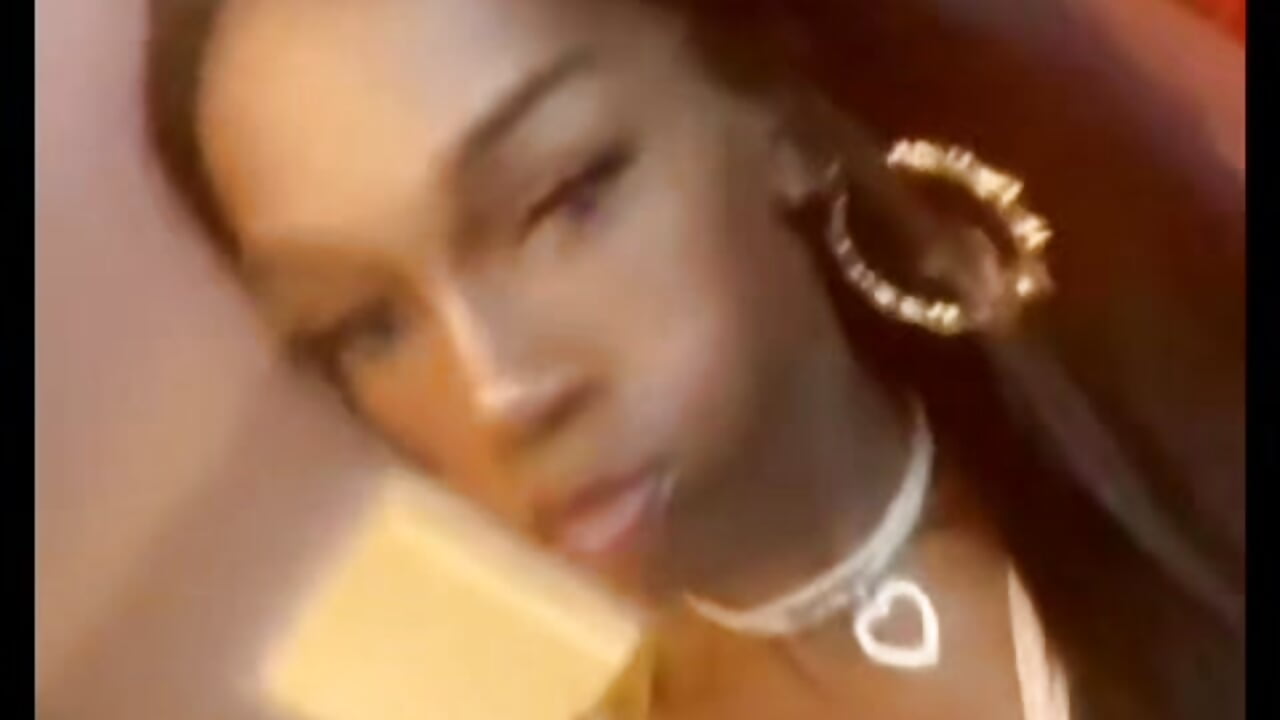 Snapchat-77682941 – video od webkamerové modelky mixxymamii