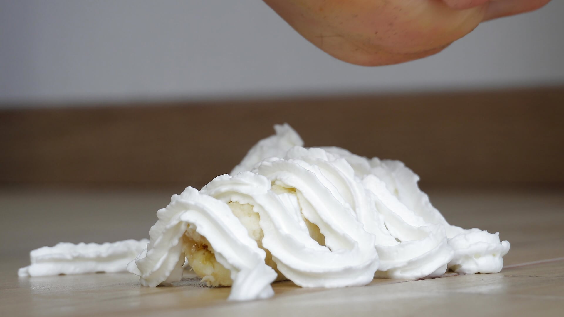 Banana, cream and my feet - відео від вебкаммоделі SvitLuna